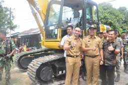 Gubernur beri bantuan alat berat