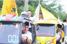 Pasangan "Anhar" naik becak ke KPU