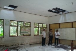 Dua atap SDN 2 Air Kuning-Jembrana rusak
