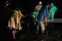 Jalan Putus-Rumah Warga Kalisat Jember Diterjang Longsor (Video)