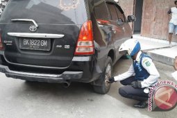 Dishub gembosi kendaraan parkir sembarangan
