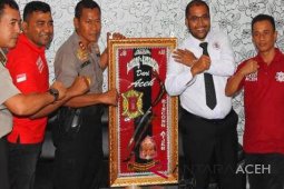 YARA hadiahkan rencong untuk Kapolres Untung