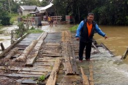 Jembatan rusak berat akibat banjir