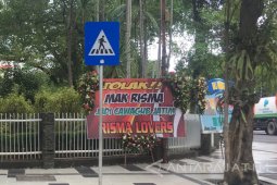 Rumah Dinas Wali Kota Surabaya Dibanjiri Karangan Bunga