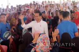 Jokowi Bagikan KIP dan PKH di Banjar