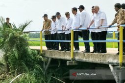 Padat Karya Tunai di Bayuasing Ditinjau Presiden