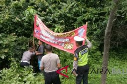Polisi pasang spanduk peringatan di hutan