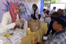 Dokter Lakukan Pemeriksaan Gigi Gratis