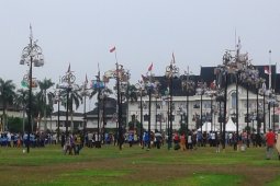 Panjat pinang jadi magnit