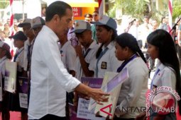 Presiden bagikan 1.771 KIP dan 1.000 PKH