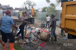 Sampah depan SD Lhoksukon terangkut