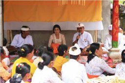 40 KK Dusun Sangging Klungkung perbaiki pura