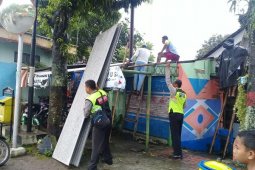 Bangunan di Bitar Rusak Diterjang Angin Kencang
