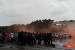 Polda Jatim Simulasikan Sispam Antisipasi Kerawanan Pilkada (Video)