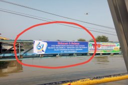 Spanduk ucapan selamat terpasang di inti kota