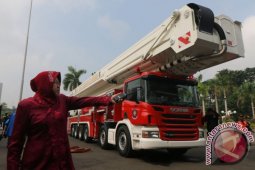 Risma ingatkan warga mengganggu laju mobil damkar dan ambulans bisa ditindak