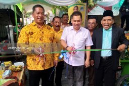 Adies Kadir Beri Bantuan Mesin Tebu di Sukomanunggal Surabaya