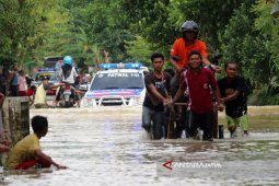 Banjir Waduk Sumurgung Lamongan Genangi Jalan Desa
