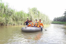 Bupati Monitor Sungai Bulango Gunakan Perahu Karet