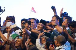 Hanya separuh anggota DPRD Jabar hadiri perkenalan Ridwan Kamil-Uu