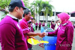 Serahkan Bantuan