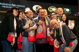 Pakde Karwo Terima Penghargaan IKA FH Unair