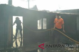 Kompor bakar belasan rumah