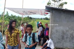 Warga Berdatangan Lihat Penemuan Situs Trik