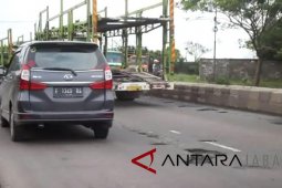 Jalan pantura Indramayu berlubang