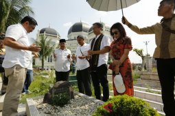 Djarot- Sihar ziarahi makam mantan gubernur
