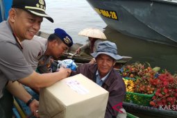 Polres Kotabaru gandeng swasta bagikan sembako