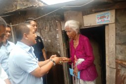 Aries Supriatna janji perbaiki rumah nenek hampir roboh