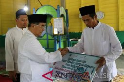 Dana ZIS Bank Kalsel Syariah Kandangan Diserahkan