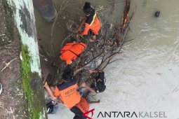 Peringati HPSN Dispera KPLH HSS Bersihkan Sungai