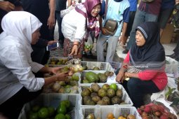 Kampanye di Tulungagung, Khofifah Pilih Blusukan Pasar (Video)