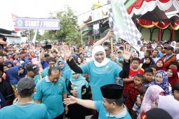 Khofifah Berangkatkan Jalan Santai Ponpes Al Fatimah Bojonegoro