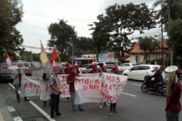 Puluhan Mahasiswa PMKRI Demo Tolak UU MD3 di Surabaya
