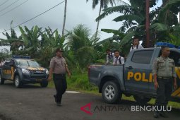 Enggano krisis BBM, kendaraan polisipun jadi angkutan pelajar
