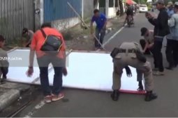 Panwascam Surabaya Tertibkan Alat Peraga Kampanye Cagub-Cawagub Jatim