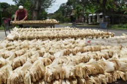 Perajin Kelobot Ponorogo Terkendala Bahan Baku