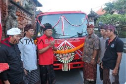 Pemkab Gianyar Bagikan Bantuan Truk Sampah
