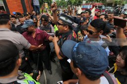 Tolak Pengangkatan Perangkat Desa