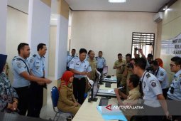 Imigrasi Bojonegoro Hanya Layani 30 Pencari Paspor (Video)