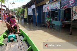 Ribuan warga Bojonegoro mengungsi akibat banjir Bengawan Solo