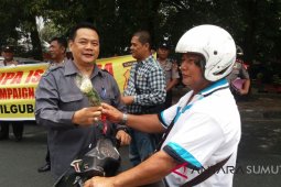 Tokoh agama bagikan bunga jelang Pilkada