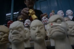 Perajin Wayang Potehi Kembangkan Bisnis Daring