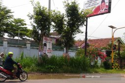 Petugas Gabungan Tertibkan APK Di Magetan