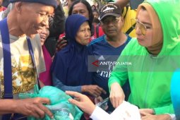 Arzeti Bilbina 'Rampok' Tas Kresek di Taman Bungkul (Video)