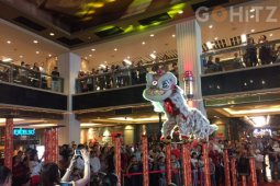 Barongsai "duel" di Bandara Jambi