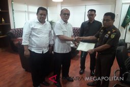BPJS Ketenagakerjaan Cikarang  memberikan sertifikat kepada Kejari